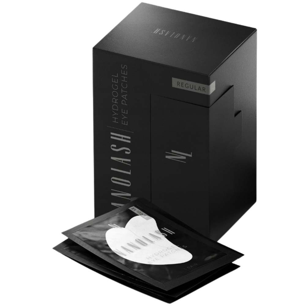 Schwarze Produktverpackung mit Augenpflastern und Logo. Einzelne Augenpflaster-Päckchen liegen daneben.