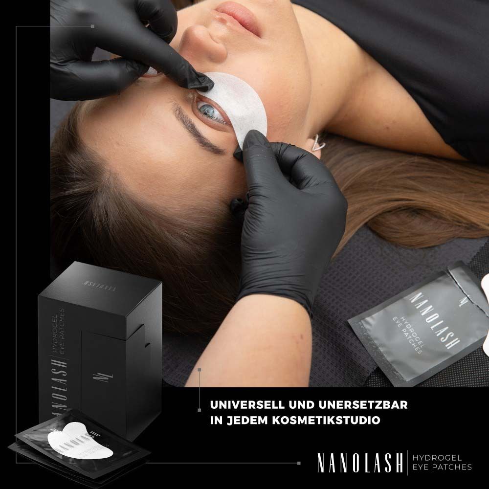 Person mit Augenpflaster-Anwendung. Produktverpackung und einzelne Augenpflaster-Päckchen sind sichtbar.