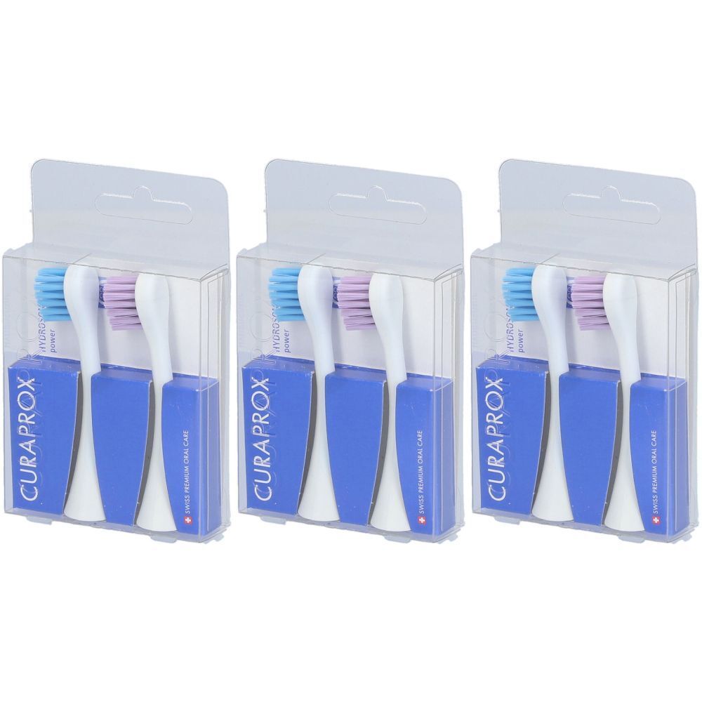 Drei Zahnbürstenköpfe in Einzelverpackungen. Blaue und weiße Griffe, blaue und violette Borsten. Verpackung mit CURAPROX-Logo.