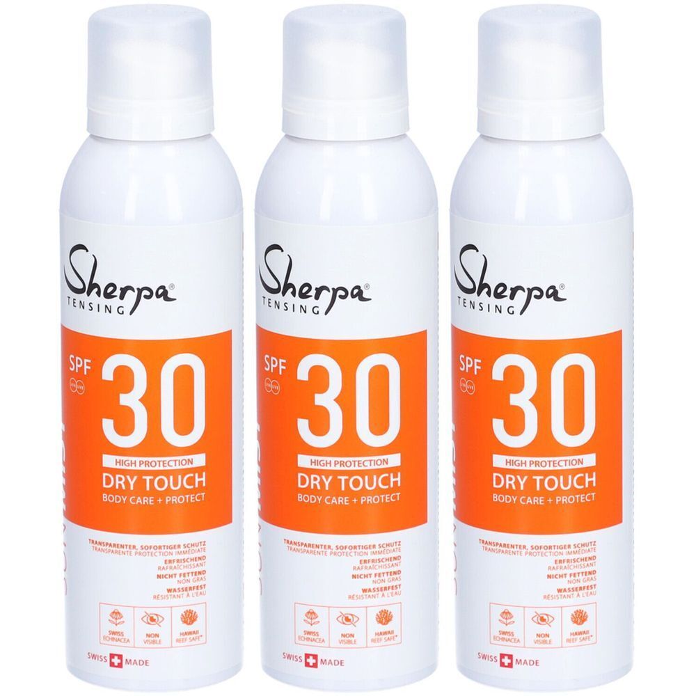 Drei weiße Sprühflaschen mit orangefarbenen Etiketten. Aufschrift: Sherpa, SPF 30, Dry Touch, Body Care + Protect. Schweizer Kreuz.