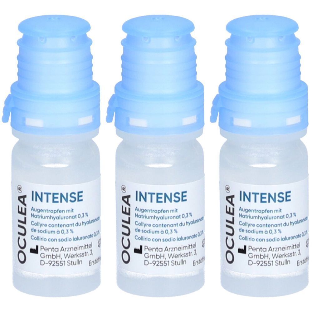 Drie kleine flesjes met blauwe doppen. De etiketten tonen "OCULEA INTENSE Augentropfen".