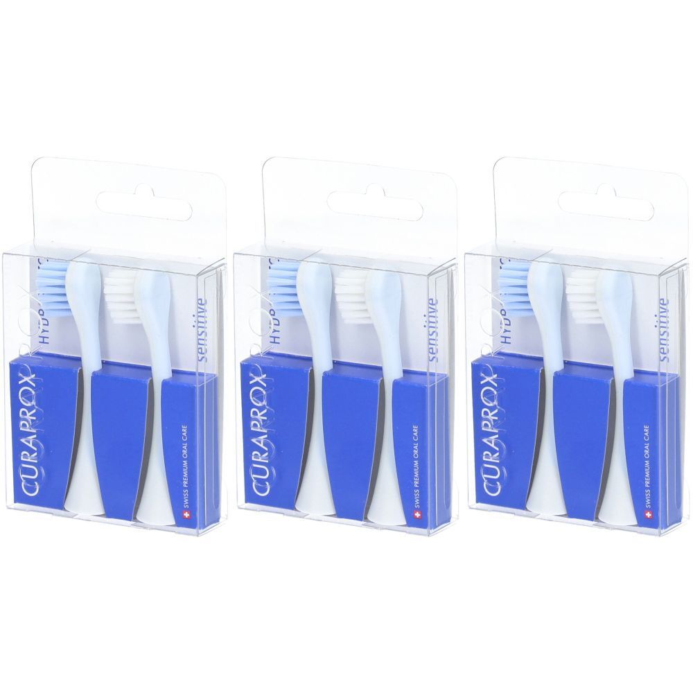 Drei Packungen mit Ersatzbürsten. Jede Packung enthält zwei blaue Bürstenköpfe und zwei weiße Bürstenköpfe. CURAPROX-Logo sichtbar.