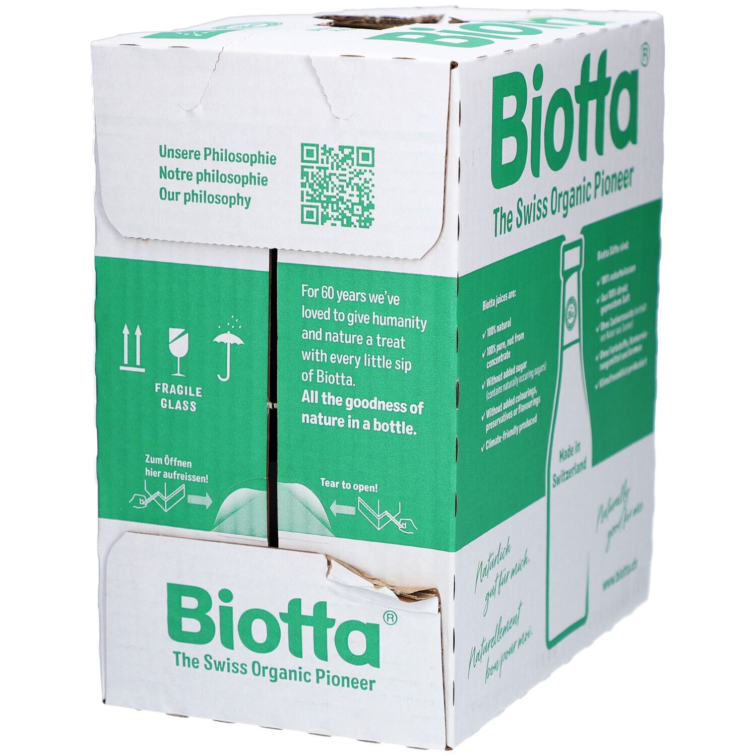 Karton mit Biotta-Logo und Produktinformationen. Text: "The Swiss Organic Pioneer". Mit QR-Code und Flaschenabbildung.