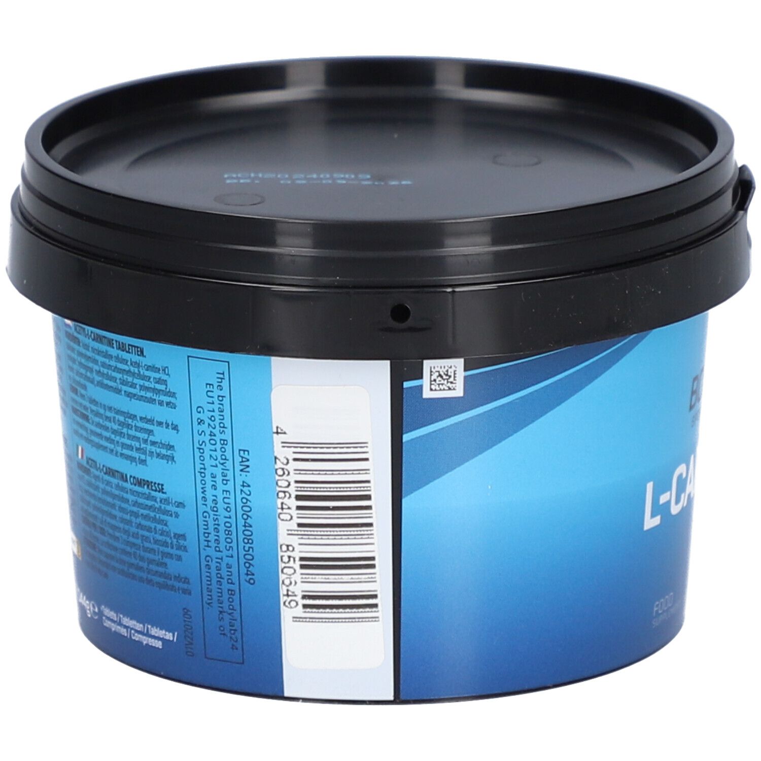 Blauer Behälter mit schwarzem Deckel. Barcode und Text auf der Seite. Produktname teilweise sichtbar.