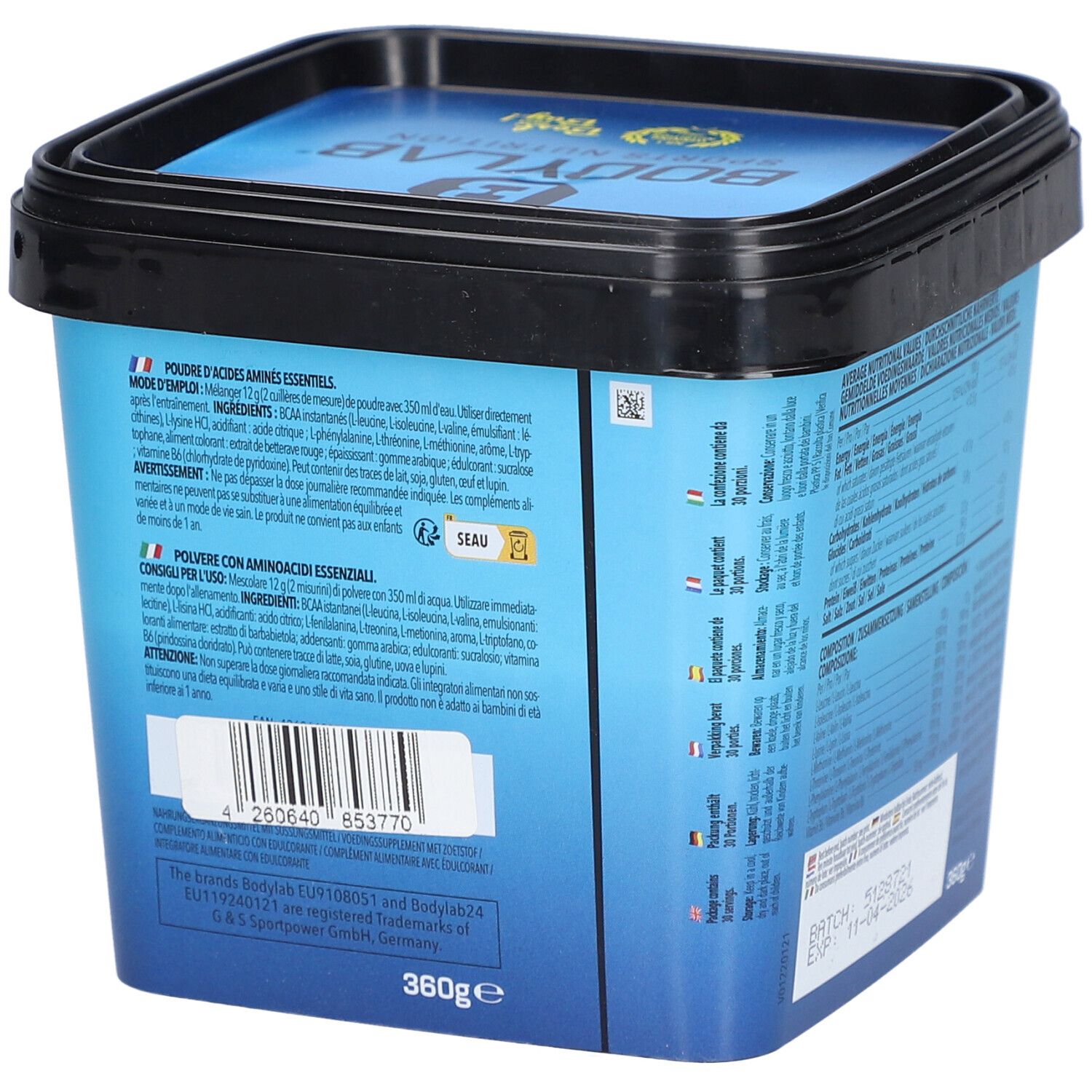 Rückseite des blauen Eimers mit schwarzen Deckel. Text in mehreren Sprachen. Aufschrift: BODYLAB EAA Essential Amino Acids, Kirsche. 360g.