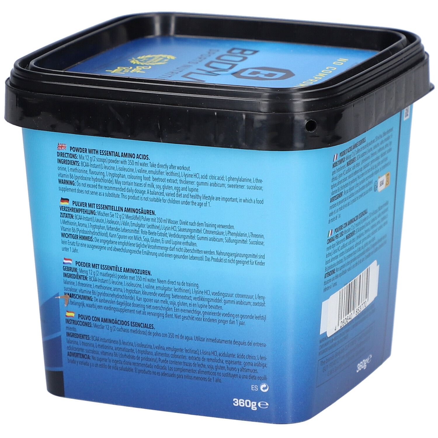 Rückseite des blauen Eimers mit schwarzen Deckel. Text in mehreren Sprachen. Aufschrift: BODYLAB EAA Essential Amino Acids, Kirsche. 360g.