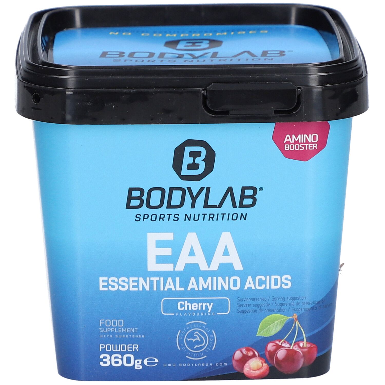 Blauer Eimer mit schwarzem Deckel. Aufschrift: BODYLAB EAA Essential Amino Acids, Kirsche. 360g Pulver. Kirschabbildung.