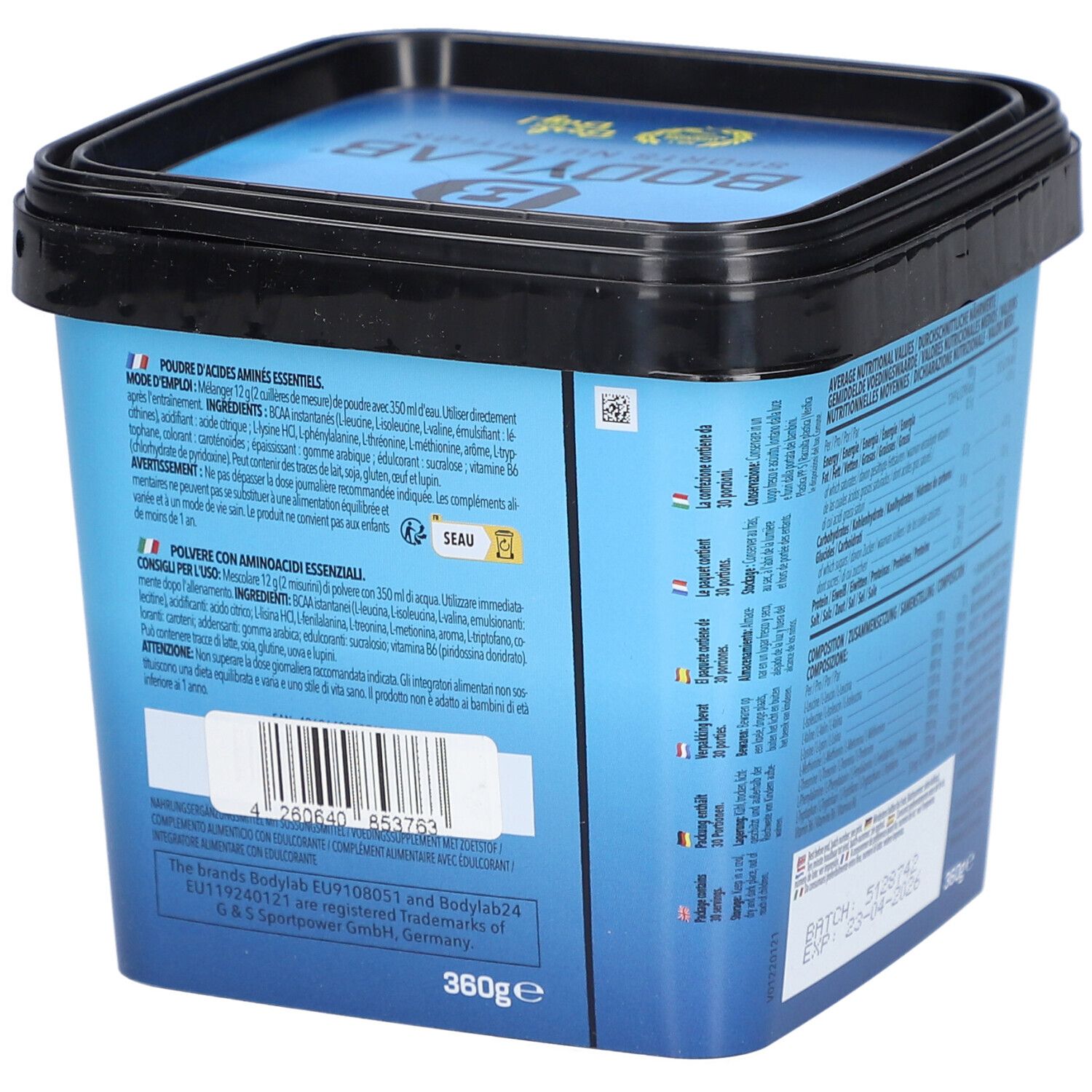 Blauer Eimer mit schwarzem Deckel. Rückseite mit Text in verschiedenen Sprachen. Aufschrift: BODYLAB, EAA Essential Amino Acids.