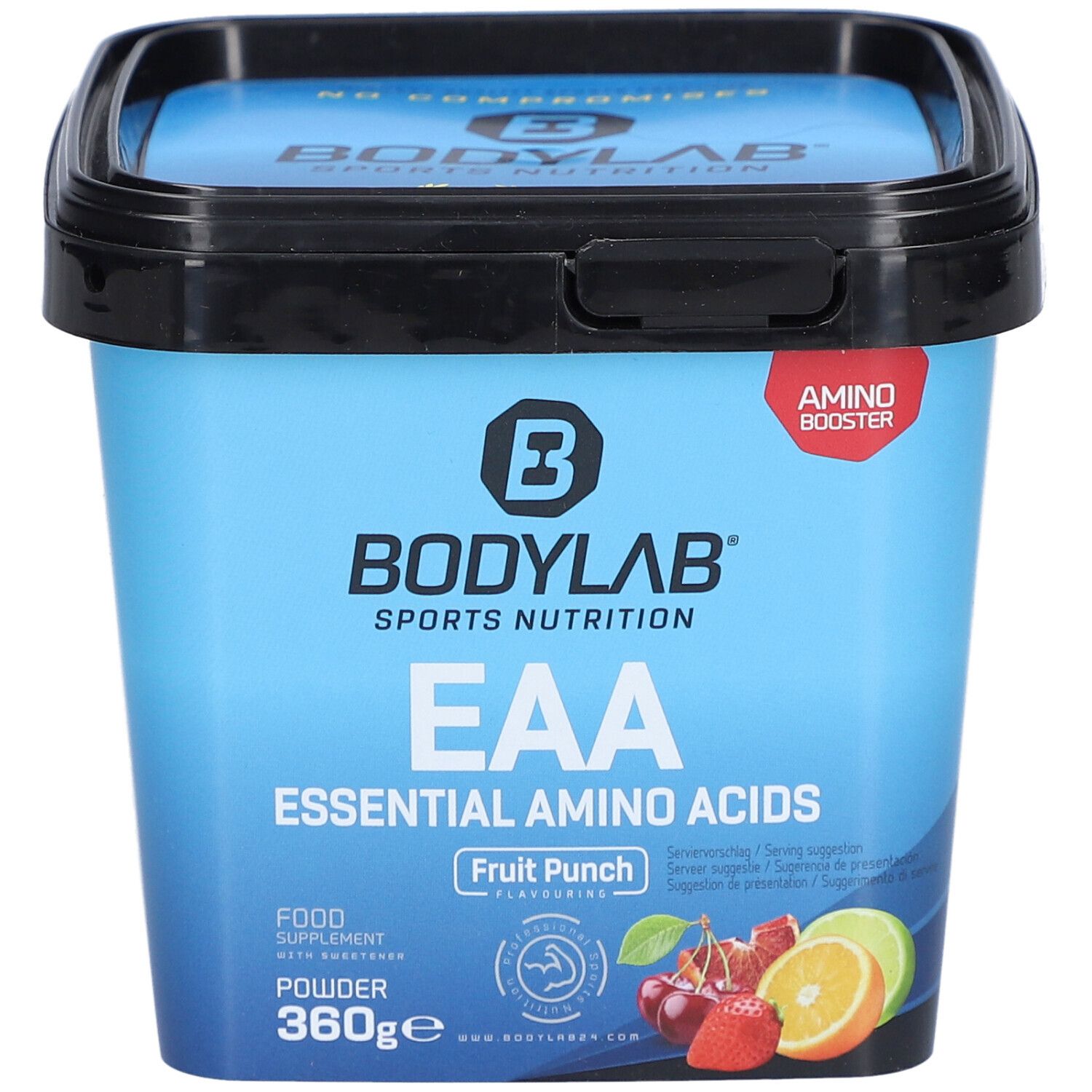 Blauer Eimer mit schwarzem Deckel. Aufschrift: BODYLAB, EAA Essential Amino Acids, Fruit Punch. Abbildung von Früchten.