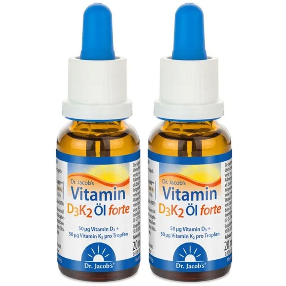 Zwei Flaschen mit blauen Tropfern. Aufschrift: Vitamin D3K2 Öl forte. Marke: Dr. Jacob's. Enthält Vitamin D3 und K2.