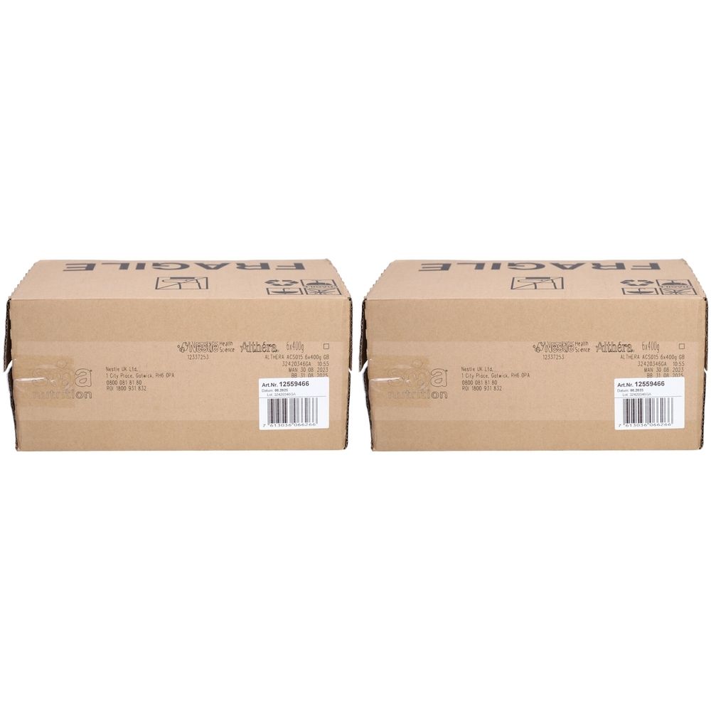 Zwei rechteckige Kartons aus braunem Karton. Aufschrift "FRAGILE" und Barcodes sichtbar. Etiketten mit Produktinformationen.
