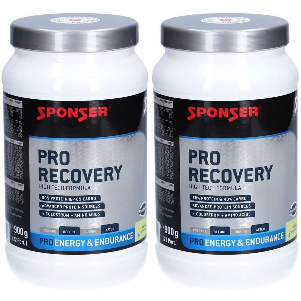 Zwei weiße Dosen mit silbernen Deckeln. Aufschrift: SPONSER PRO RECOVERY, 50% Protein, 40% Kohlenhydrate, Colostrum, Aminosäuren. 900g.