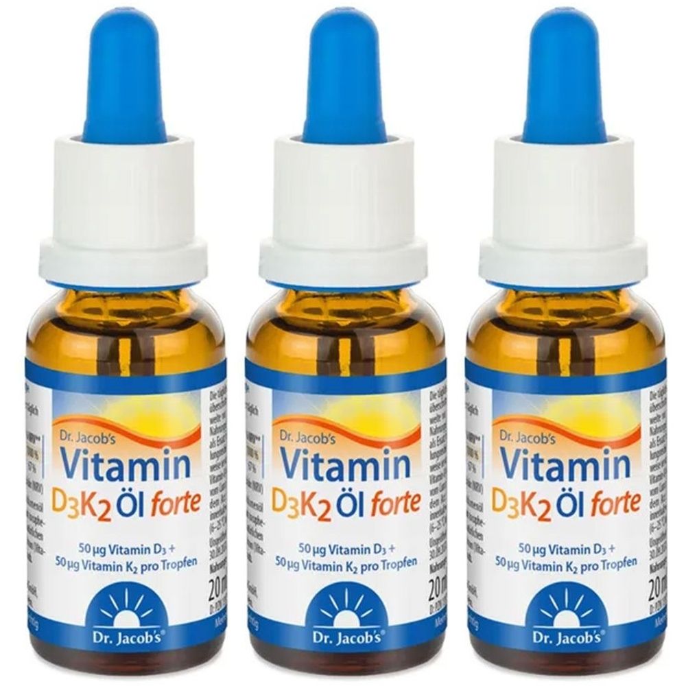 Drei Flaschen mit blauen Tropfern. Auf den Etiketten steht "Vitamin D3K2 Öl forte" und "Dr. Jacob's".
