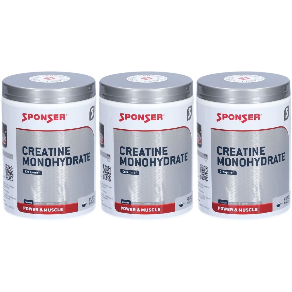Drei Dosen mit der Aufschrift "SPONSER CREATINE MONOHYDRATE". Silberne Deckel, weiße Dosen mit roter und grauer Beschriftung. "POWER & MUSCLE".