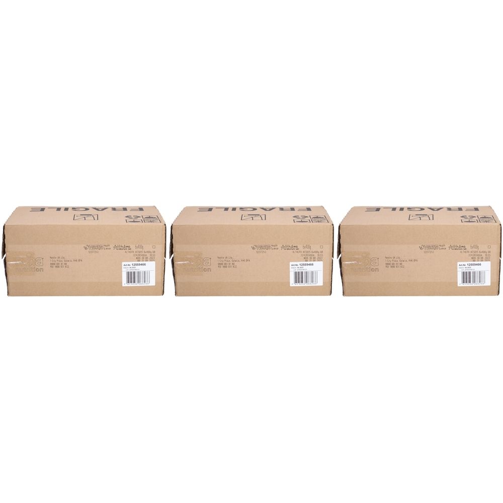 Drei braune Kartons mit Aufdrucken und Barcodes. Oben steht "FRAGILE".