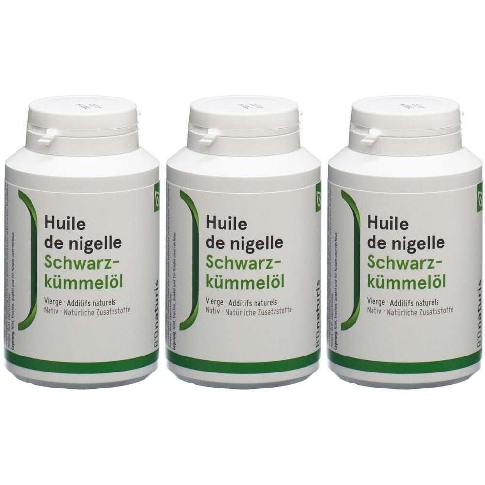 Drei weiße Flaschen mit Schraubverschluss. Aufschrift: Huile de nigelle, Schwarz-kümmelöl. Grüne Zierstreifen.