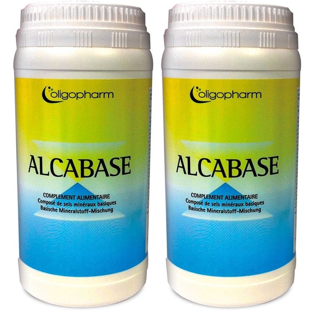Zwei weiße Behälter mit gelb-blauem Etikett. Aufschrift: Oligopharm, ALCABASE, Nahrungsergänzungsmittel. Basische Mineralstoff-Mischung.
