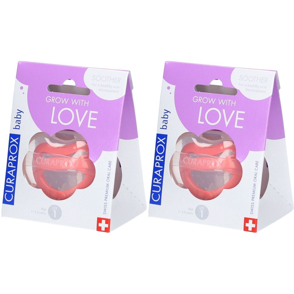 Zwei Packungen mit Schnullern. Aufschrift: CURAPROX baby, GROW WITH LOVE. Roter Schnuller in transparenter Verpackung. Schweizer Kreuz.