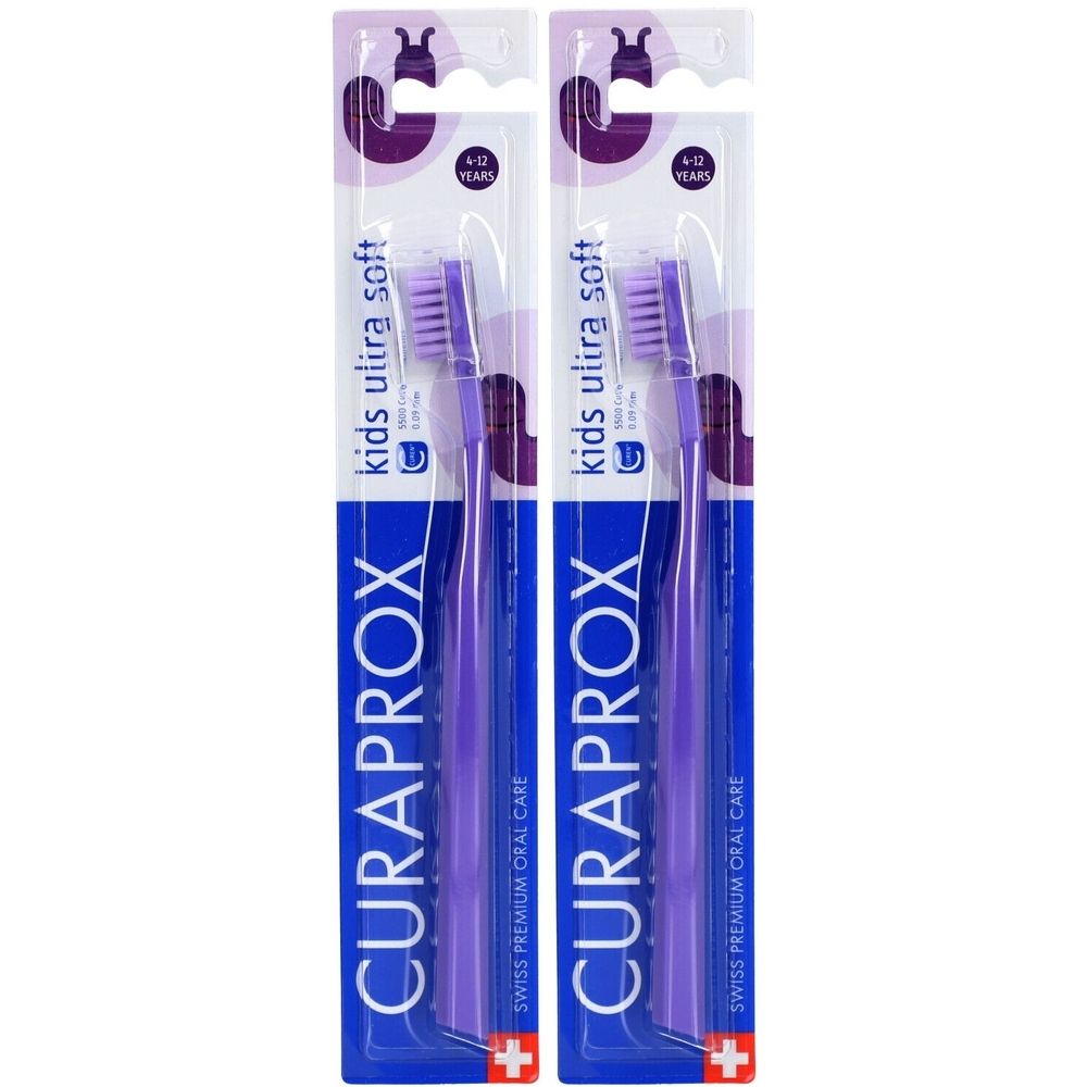 Zwei lilafarbene Zahnbürsten in Verpackung. Aufschrift: Curaprox, kids ultra soft, Swiss Premium Oral Care. Für Kinder 4-12 Jahre.
