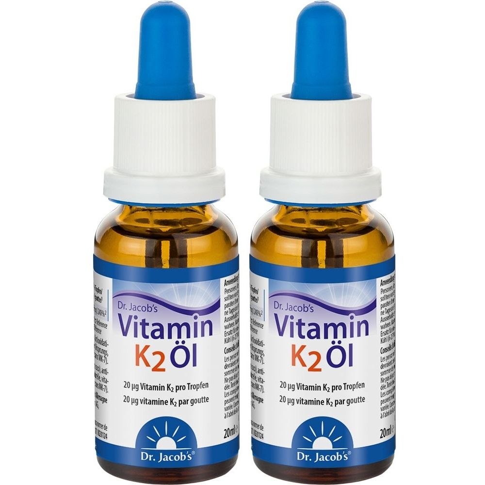 Zwei Flaschen mit blauen Pipetten. Auf den Etiketten steht "Vitamin K2 Öl" und "Dr. Jacob's".