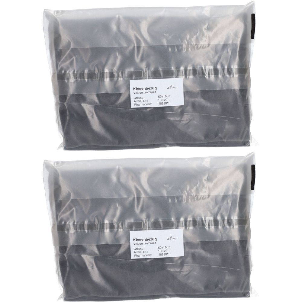 Zwei Kissenbezüge in Folienverpackung. Etikett mit Produktinformationen. Anthrazitfarbenes Veloursmaterial.