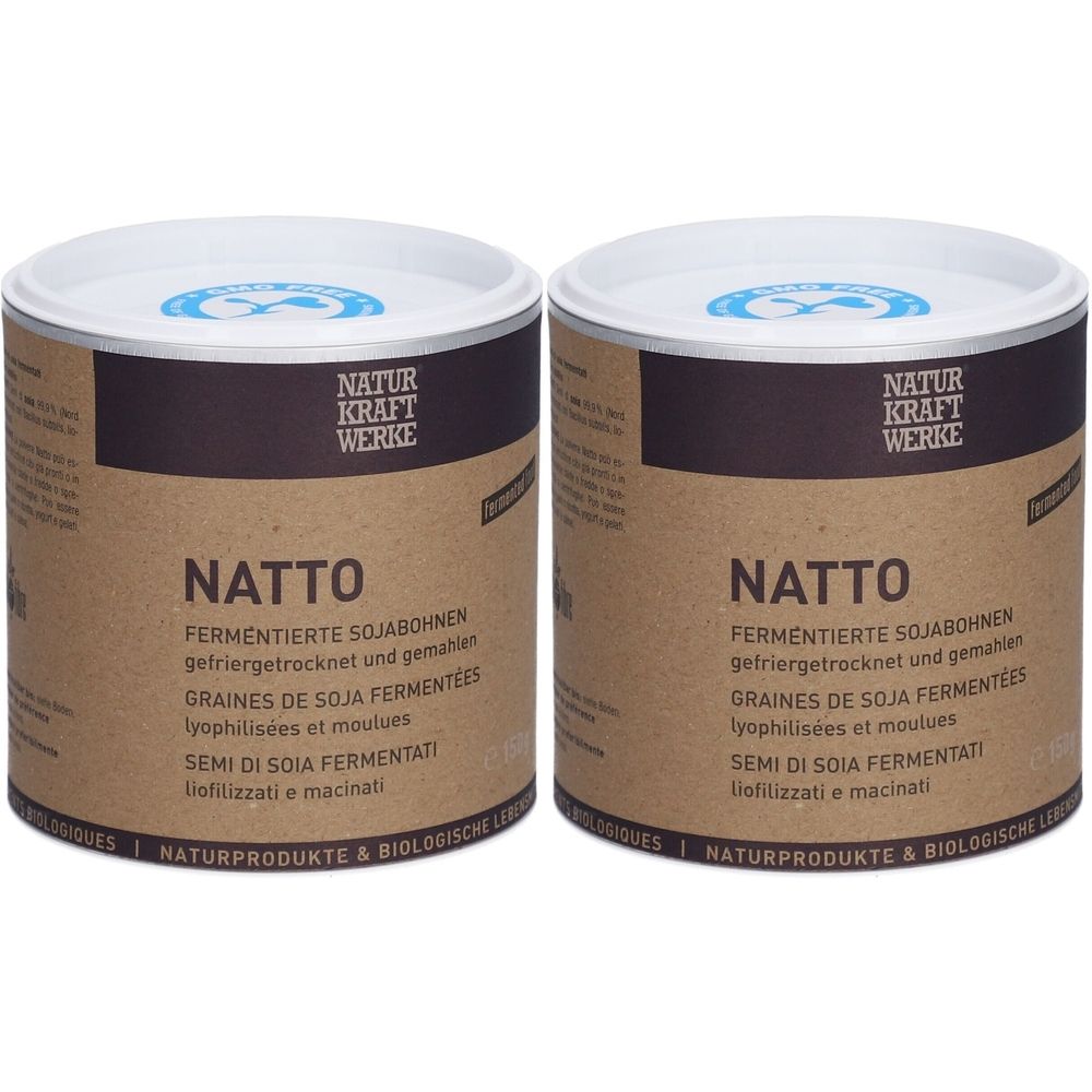 Zwei zylindrische Behälter mit Deckel. Aufschrift NATTO, fermentierte Sojabohnen. Marke NATUR KRAFT WERKE.