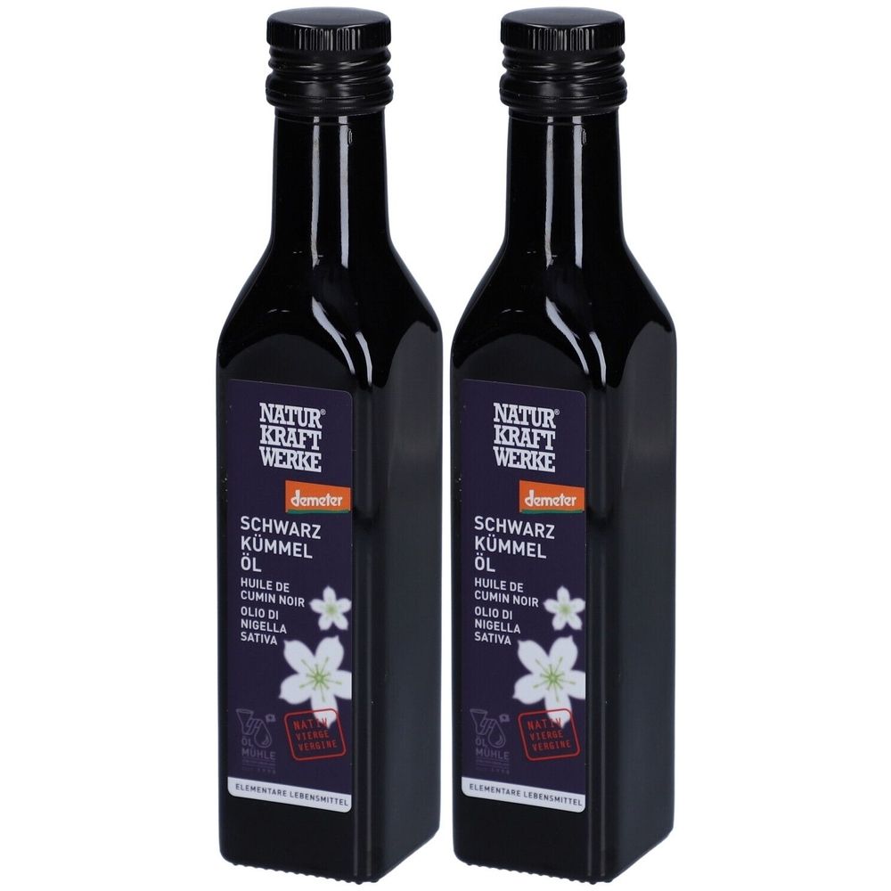 Zwei schwarze Flaschen mit Etiketten. Aufschrift: NATUR KRAFT WERKE, SCHWARZ KÜMMEL ÖL, Demeter-Siegel. Schwarze Schraubverschlüsse.
