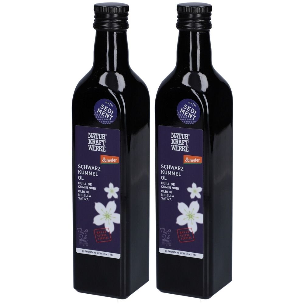 Zwei schwarze Flaschen mit Etiketten. Aufschrift: NATURKRAFTWERKE, Schwarzkümmelöl. Mit Demeter-Siegel.