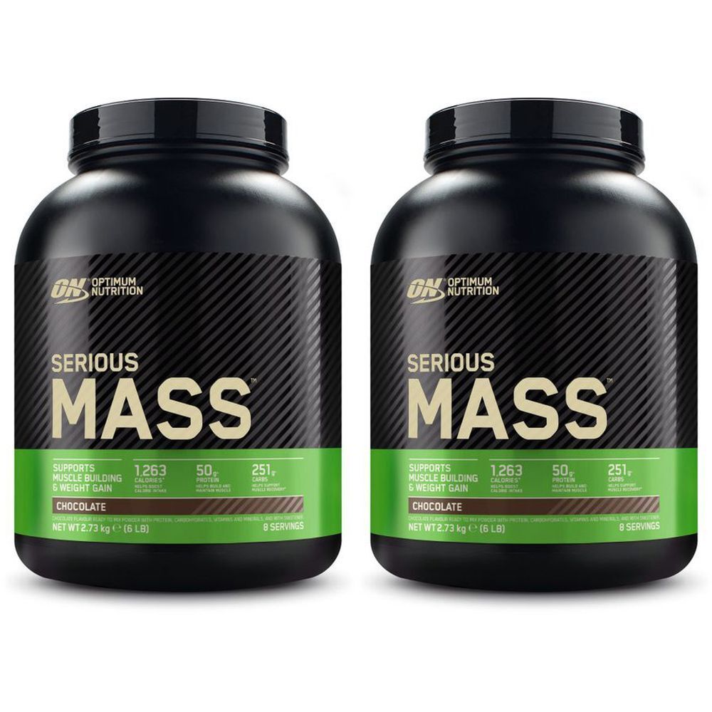 Zwei schwarze Behälter mit "SERIOUS MASS" und "OPTIMUM NUTRITION" Aufdruck. Grüne Etiketten mit Produktinformationen und "CHOCOLATE".