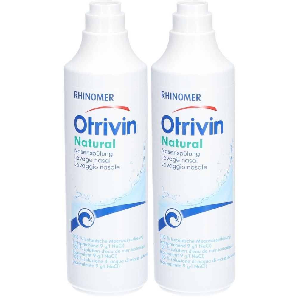 Zwei weiße Flaschen mit blau-grüner Beschriftung. Aufschrift: Otrivin Natural Nasenspülung. Mit Wellen-Design.