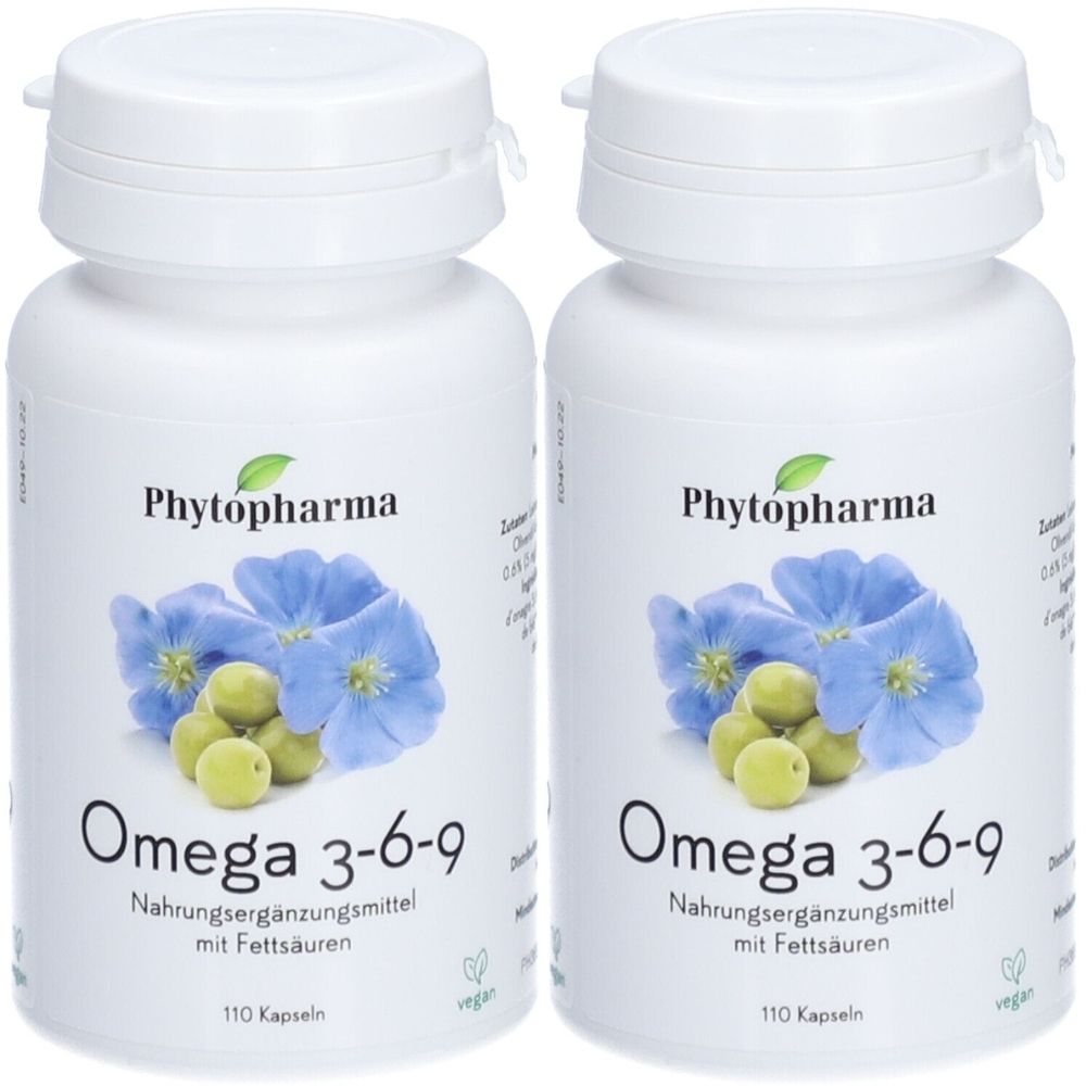 Zwei weiße Flaschen mit Kapseln. Aufschrift: Phytopharma, Omega 3-6-9, Nahrungsergänzungsmittel mit Fettsäuren. 110 Kapseln. Vegan-Siegel.