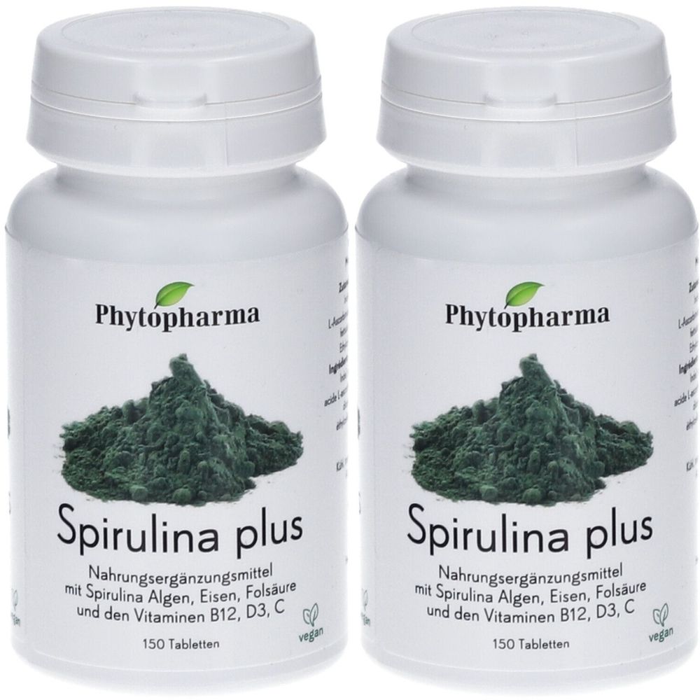 Zwei weiße Flaschen mit "Phytopharma Spirulina plus". Aufschrift: Nahrungsergänzungsmittel mit Spirulina Algen, Eisen, Folsäure und Vitaminen B12, D3, C. 150 Tabletten.