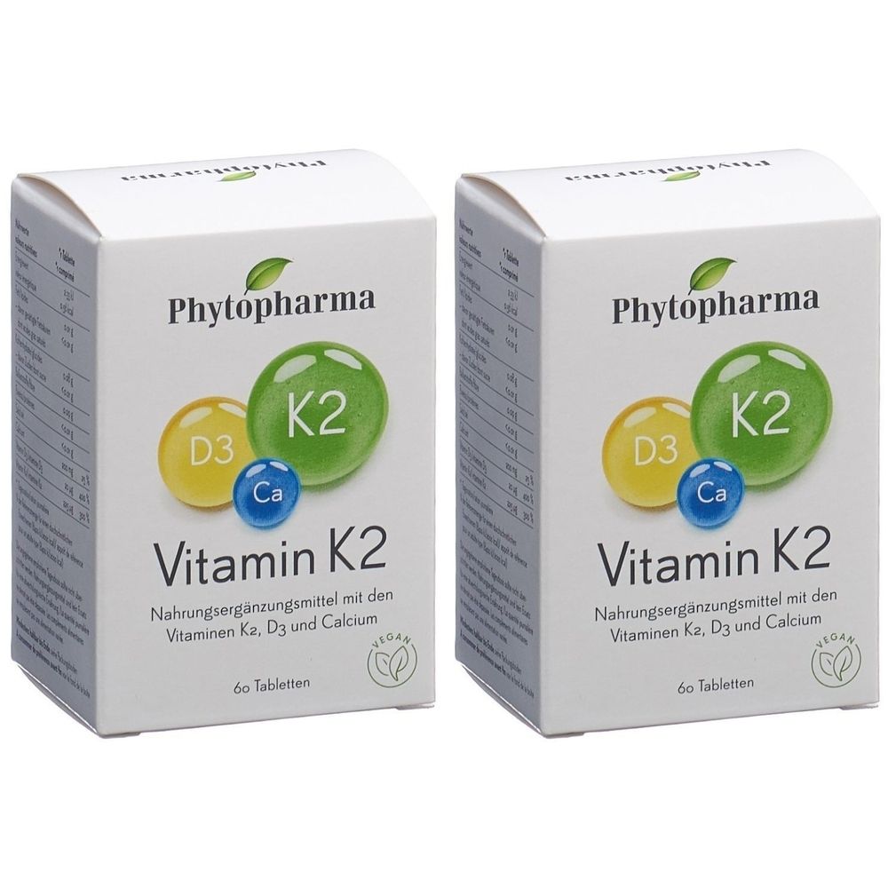 Zwei weiße Schachteln mit "Phytopharma Vitamin K2". Aufdrucke: K2, D3, Ca, 60 Tabletten, vegan. Nahrungsergänzungsmittel mit Vitaminen K2, D3 und Calcium.