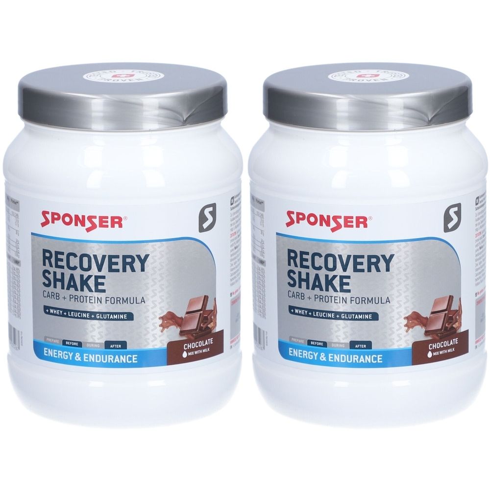 Zwei weiße Dosen mit silbernen Deckeln. Aufschrift: Sponser Recovery Shake, Carb + Protein Formula, Schokolade. Logo.
