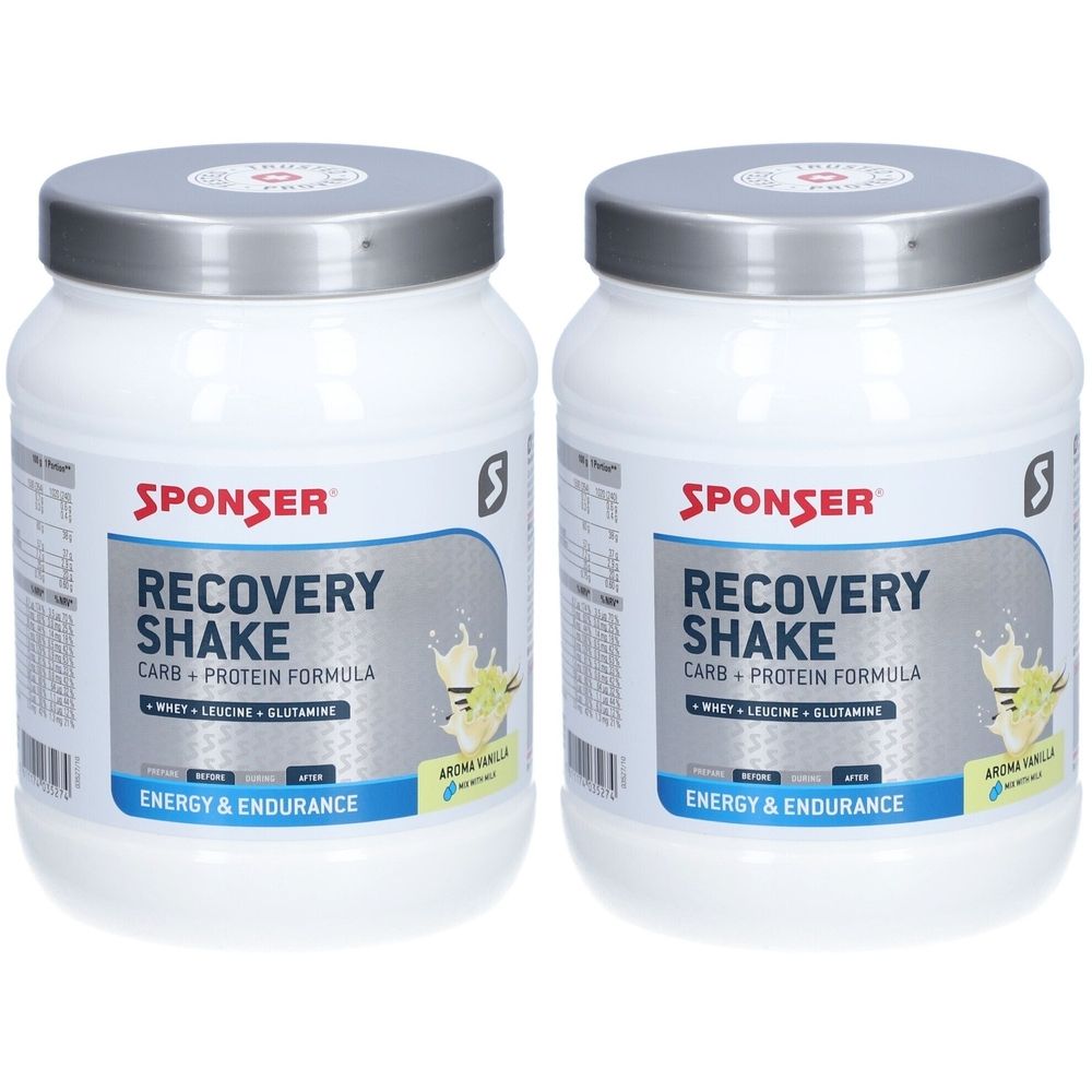 Zwei weiße Dosen mit silbernen Deckeln. Auf der Vorderseite steht "SPONSER RECOVERY SHAKE". Enthält Kohlenhydrate, Proteine, Whey, Leucin, Glutamin.