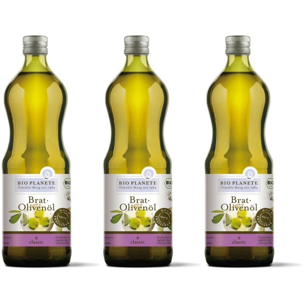 Trois bouteilles d'huile d'olive BIO PLANETE. Illustration d'olives vertes. Bouchon argenté. Étiquette avec logo et texte.