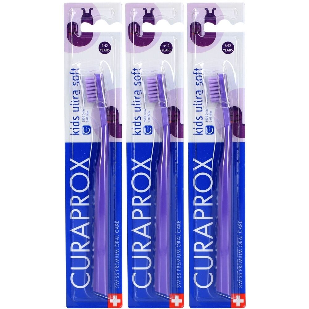Drei lila Kinderzahnbürsten in Verpackung. Marke: Curaprox. Aufschrift: kids ultra soft. Für 4-12 Jahre.