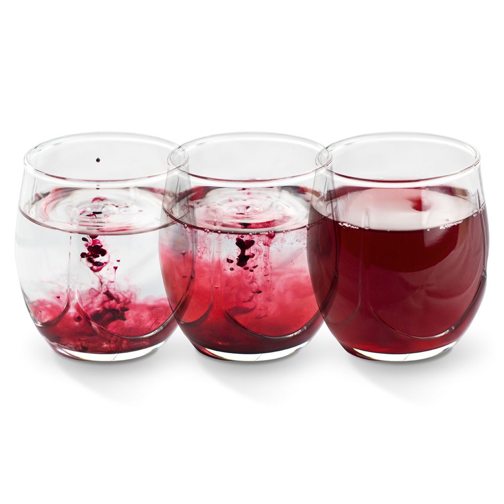 Drei Gläser mit Flüssigkeiten. Von links nach rechts: Wasser, rosa Flüssigkeit, rote Flüssigkeit.