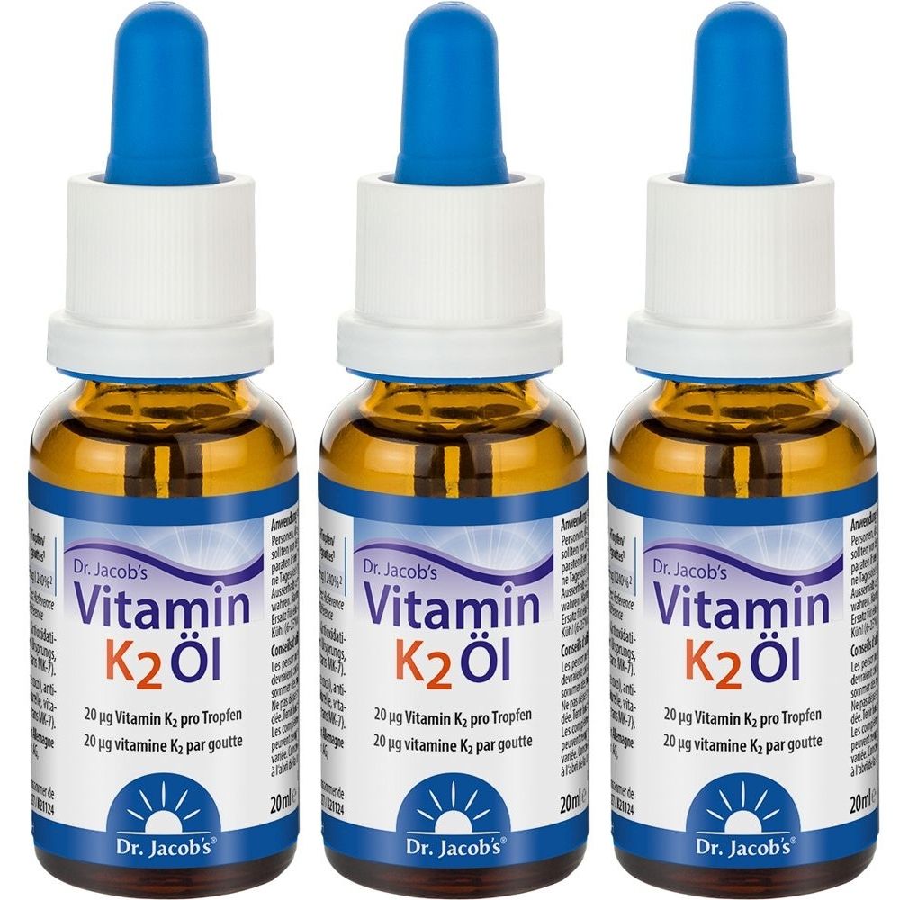 Drei Flaschen mit Vitamin K2 Öl. Jede Flasche hat einen blauen Tropfer und ein Etikett mit Produktinformationen. Der Markenname ist Dr. Jacob's.