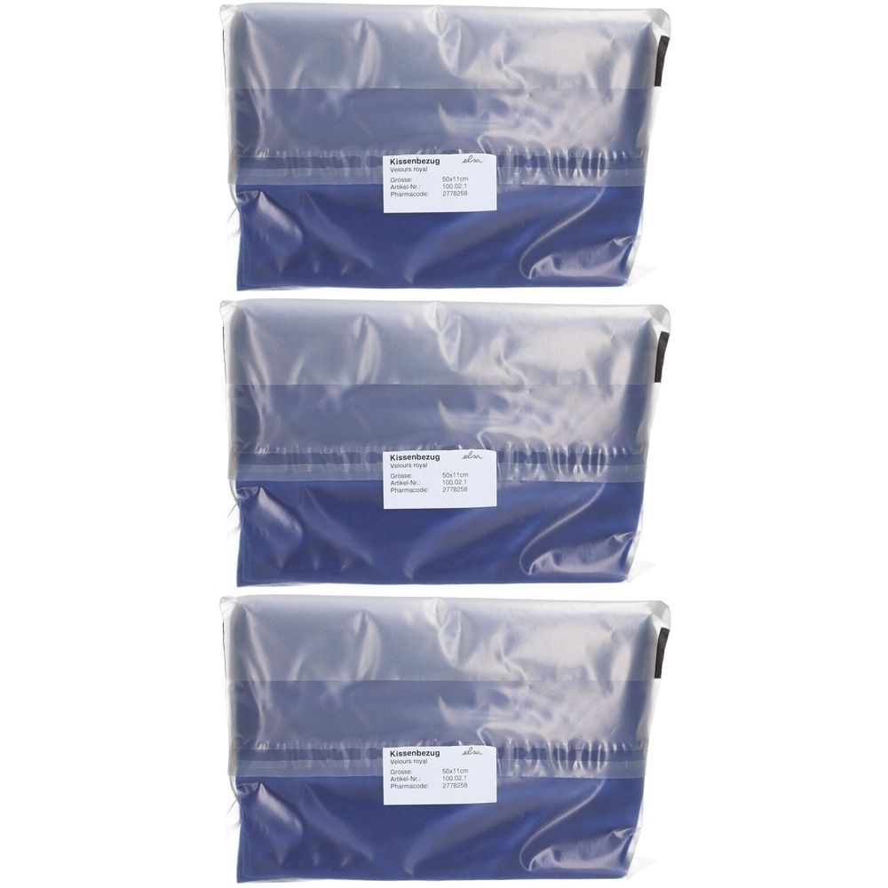 Trois taies d'oreiller en emballage plastique. Velours bleu roi, rectangulaire. Étiquette avec informations produit.