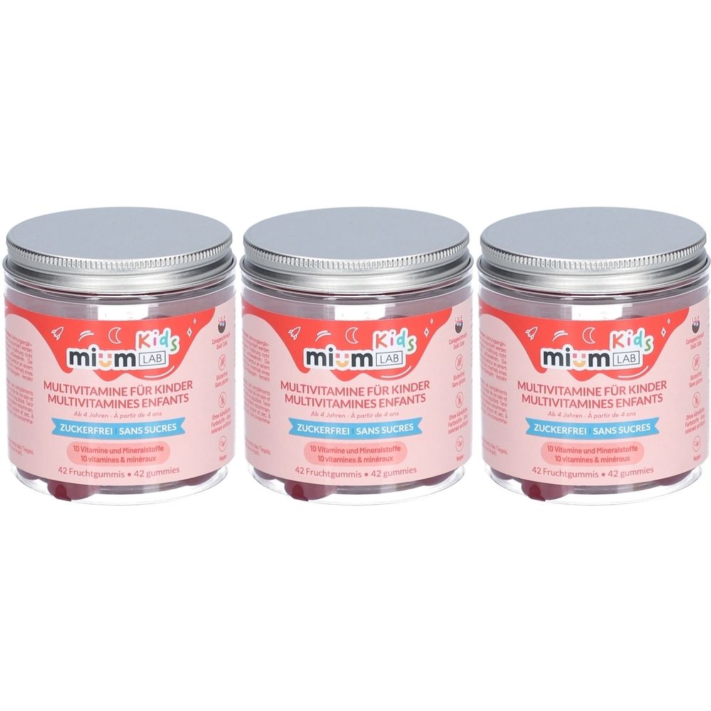 Drei Gläser Miumlab Kids Multivitamine für Kinder. Rosa Etikett, silberner Deckel. Aufschrift: zuckerfrei.