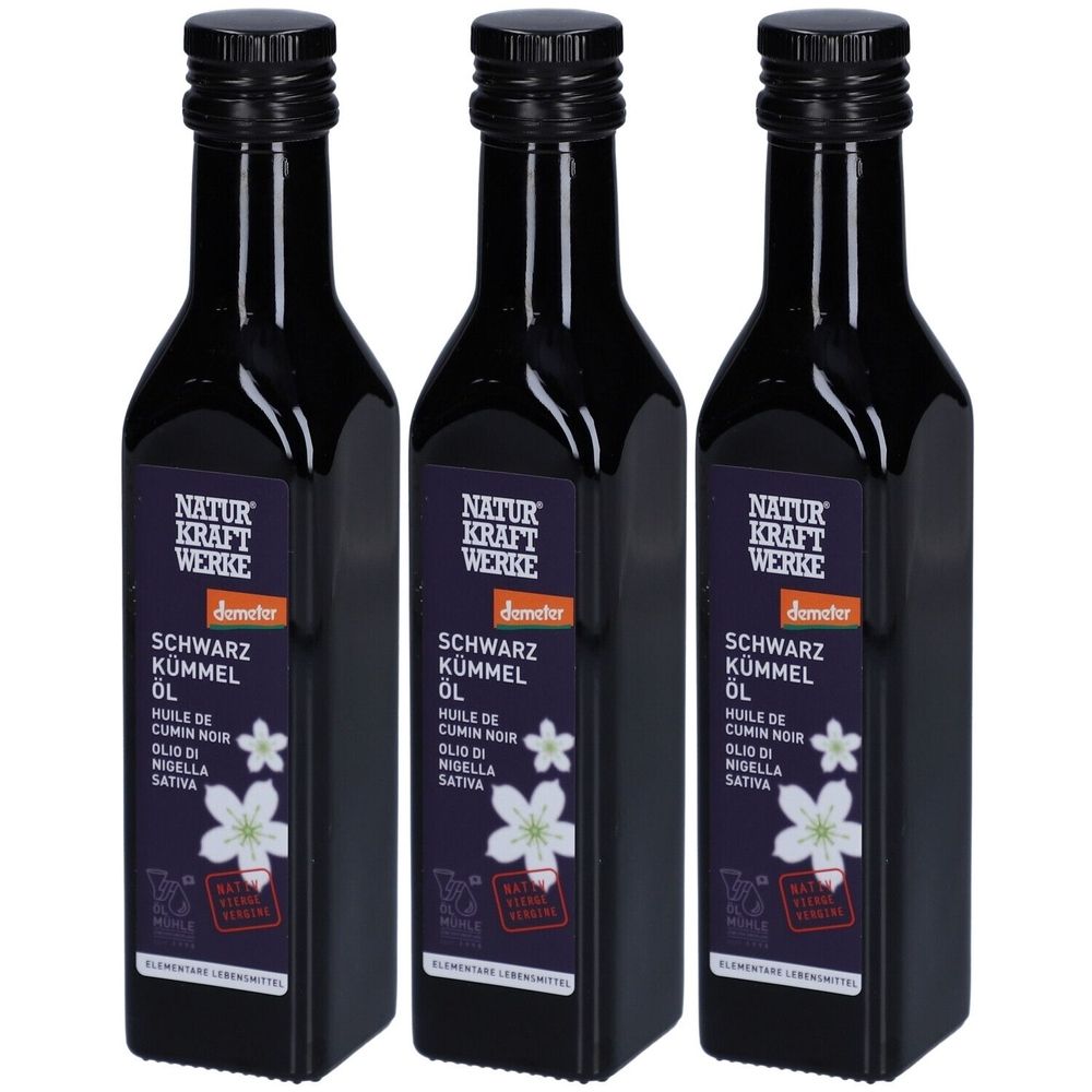 Drei Flaschen Schwarzkümmelöl mit Etiketten. Aufschrift: NATUR KRAFT WERKE, Demeter, Schwarzkümmel Öl, Nigella Sativa.