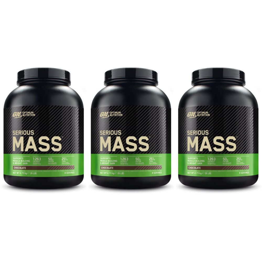 Drei schwarze Behälter mit dem Aufdruck "SERIOUS MASS". Grüne und weiße Etiketten mit Produktinformationen. Deckel oben.