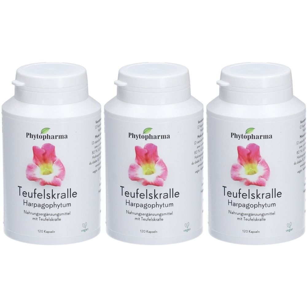 Drei weiße Flaschen mit Etiketten. Auf den Etiketten steht "Phytopharma Teufelskralle Harpagophytum". Abbildung einer Blüte.