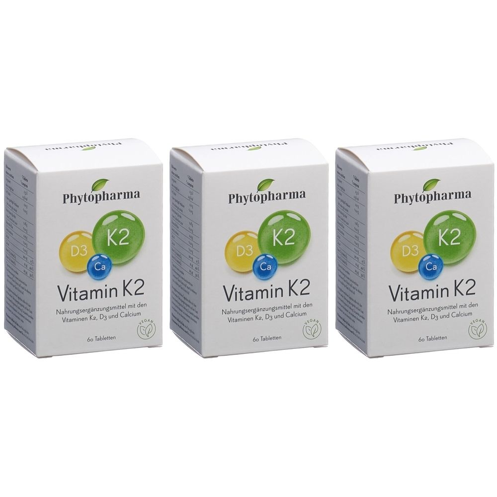 Drei weiße Schachteln mit der Aufschrift Phytopharma, Vitamin K2, D3 und Ca. Auf jeder Schachtel ist ein grüner Kreis mit K2 abgebildet.