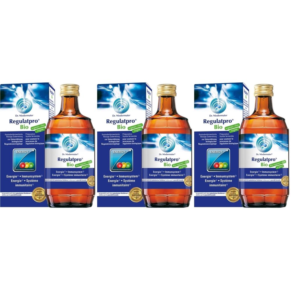 Mehrere Flaschen und Kartons mit der Aufschrift "Regulatpro Bio". Flaschen mit brauner Flüssigkeit, goldfarbenen Verschlüssen.
