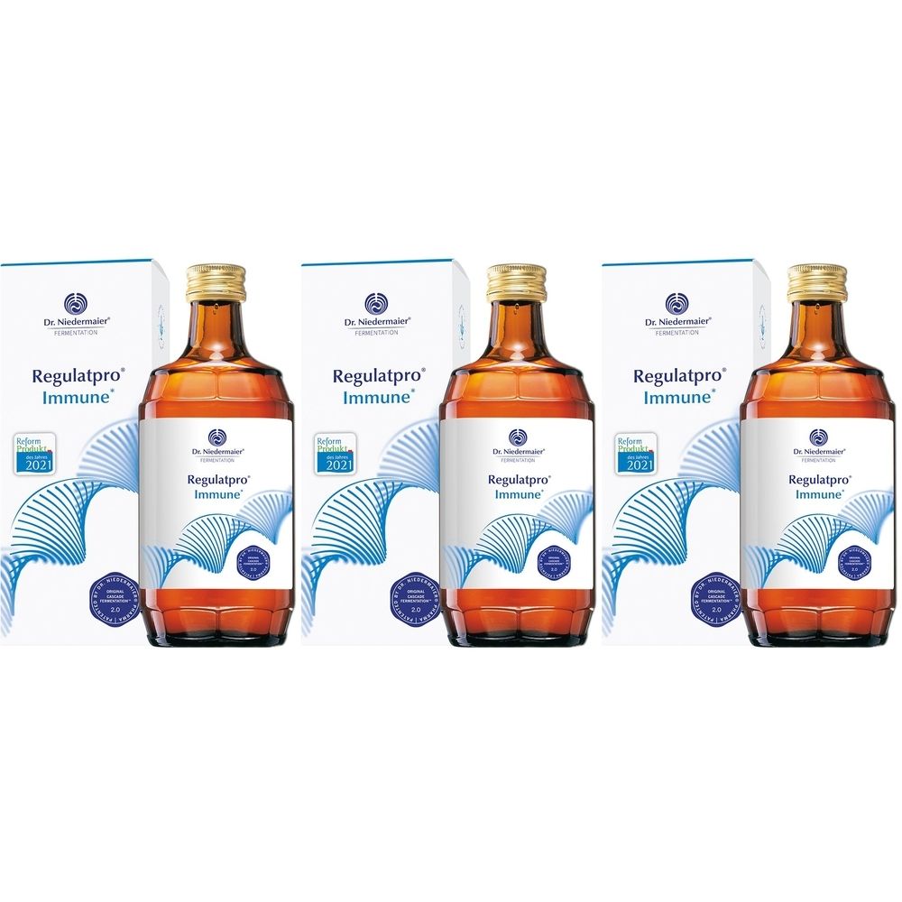 Mehrere Flaschen und Kartons mit der Aufschrift "Regulatpro Immune". Braune Flaschen, weiße Kartons mit blauer Grafik.