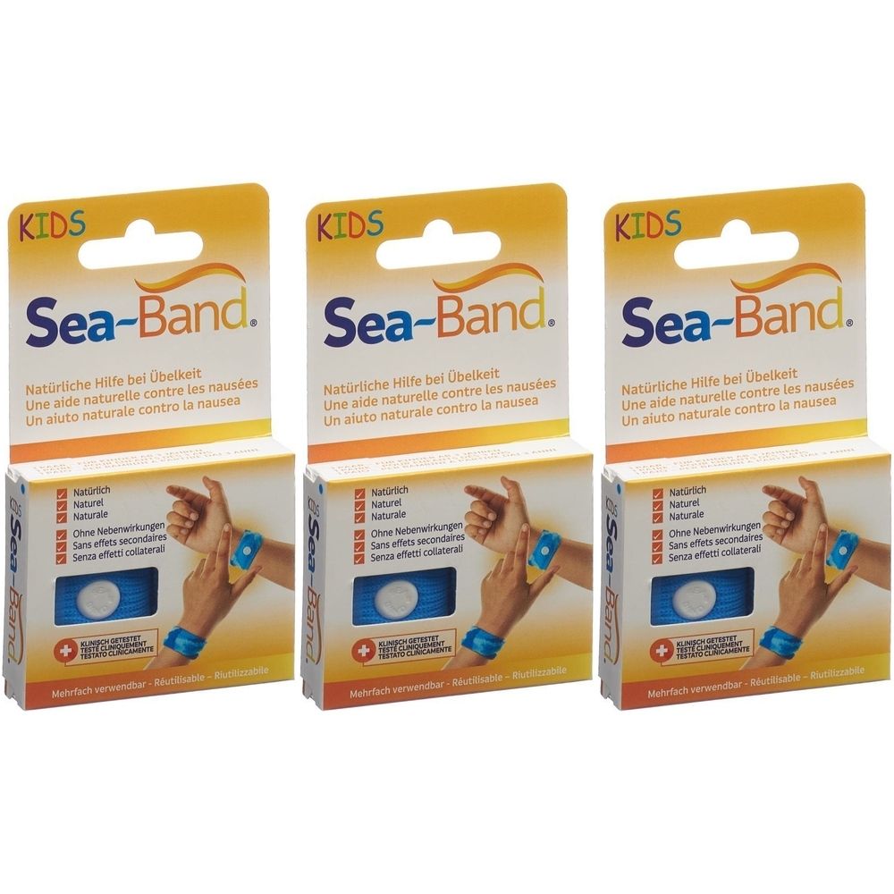 Drei Packungen Sea-Band Armbänder für Kinder. Gelbe Verpackung mit Produktabbildung und Text. Blaue Armbänder.
