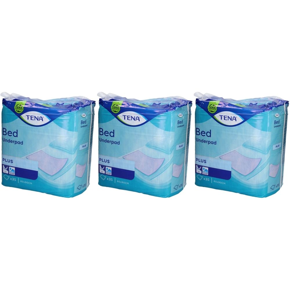 Drei Packungen TENA Bed Underpad Plus. Blaue Verpackung mit Produktname und Logo. Jede Packung enthält mehrere Unterlagen.