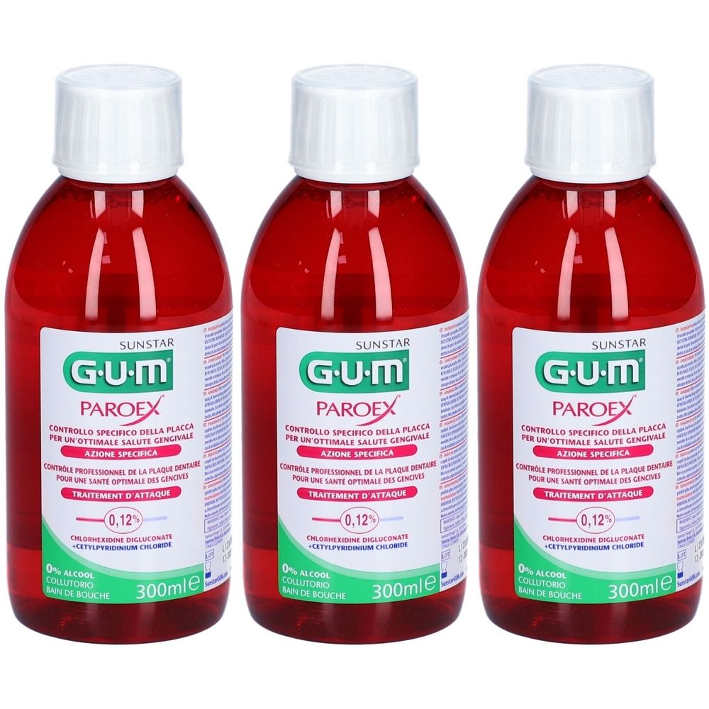 Drei Flaschen GUM Paroex Mundspülung. Rote Flüssigkeit in transparenten Flaschen mit weißem Deckel. Beschriftung mit Produktnamen und Inhaltsstoffen.
